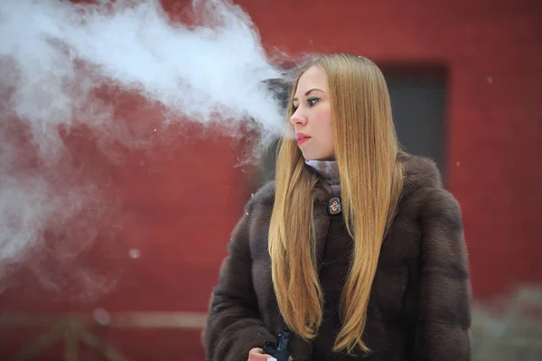 Vape Adı Genç Güzel Kız Sarışın Bir Kürk Içinde Elektronik — Stok fotoğraf