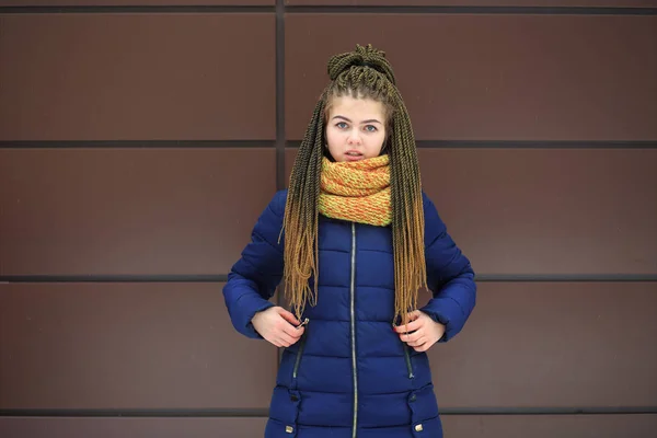 Portet Ung Ganska Vit Flicka Med Gul Stickad Halsduk Blå — Stockfoto