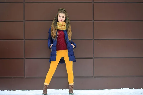 Portet Eines Jungen Hübschen Weißen Mädchens Mit Gelbem Strickschal Blauer — Stockfoto