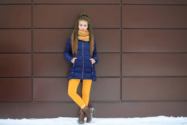 Portet Eines Jungen Hübschen Weißen Mädchens Mit Gelbem Strickschal Blauer — Stockfoto