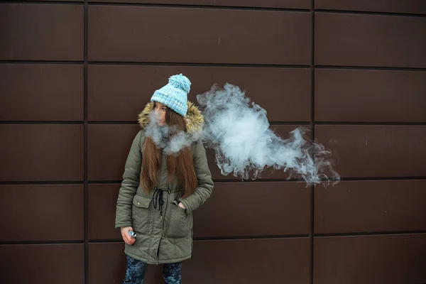 Adolescente Vape Menina Branca Bonita Nova Fumar Cigarro Eletrônico Oposto — Fotografia de Stock