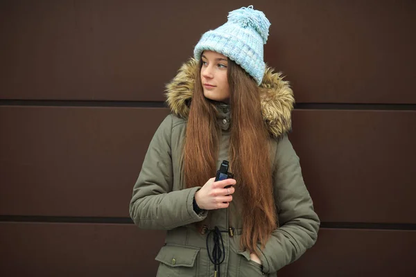 Adolescente Vape Menina Branca Bonita Nova Fumar Cigarro Eletrônico Oposto — Fotografia de Stock