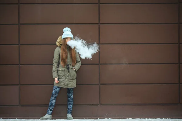 Adolescente Vape Menina Branca Bonita Nova Fumar Cigarro Eletrônico Oposto — Fotografia de Stock