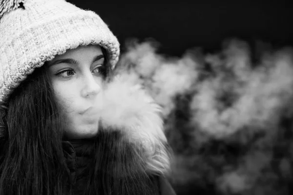 Vape Genç Genç Oldukça Beyaz Kız Kış Aylarında Sokakta Modern — Stok fotoğraf