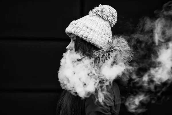 Adolescente Vape Menina Branca Bonita Nova Fumando Cigarro Eletrônico Oposto — Fotografia de Stock