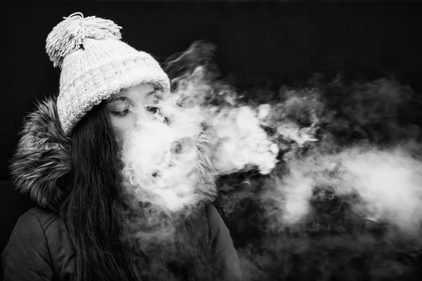 Adolescente Vape Menina Branca Bonita Nova Fumando Cigarro Eletrônico Oposto — Fotografia de Stock