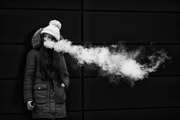 Adolescent Singe Jeune Jolie Fille Blanche Fumant Une Cigarette Électronique — Photo