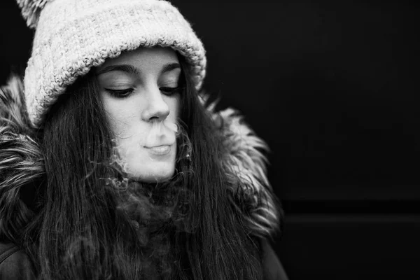Adolescente Vape Menina Branca Bonita Nova Fumando Cigarro Eletrônico Oposto — Fotografia de Stock