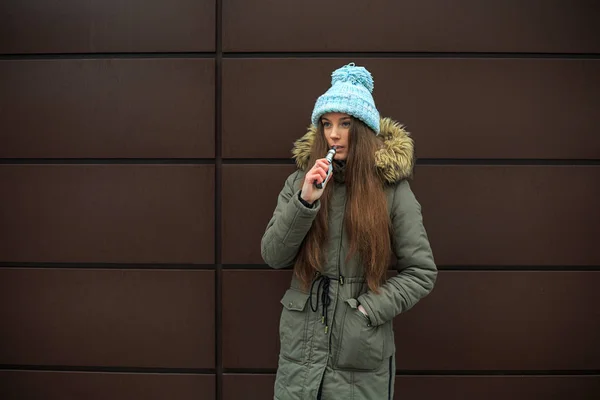 Adolescente Vape Menina Branca Bonita Nova Boné Azul Está Fumando — Fotografia de Stock