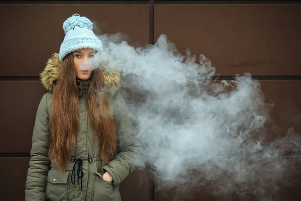 Vape Tonåring Söt Vit Flicka Blå Mössa Rökning Elektronisk Cigarett — Stockfoto