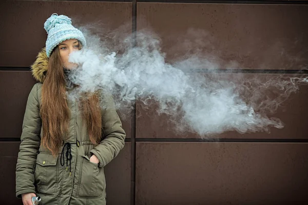Adolescente Vape Menina Branca Bonita Nova Boné Azul Está Fumando — Fotografia de Stock