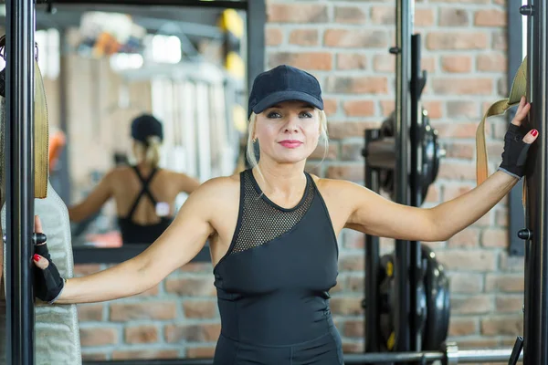 Beautiful Blonde Mature Woman Black Sports Suit Cap Resting Exercises — Stock Photo, Image