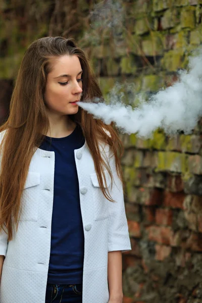 Vape Tinédzser Fiatal Csinos Fehér Lány Dohányzás Elektronikus Cigaretta Szemben — Stock Fotó