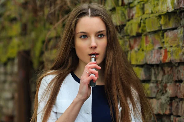 Adolescente Vape Joven Chica Blanca Bonita Chaqueta Blanca Fumando Cigarrillo —  Fotos de Stock