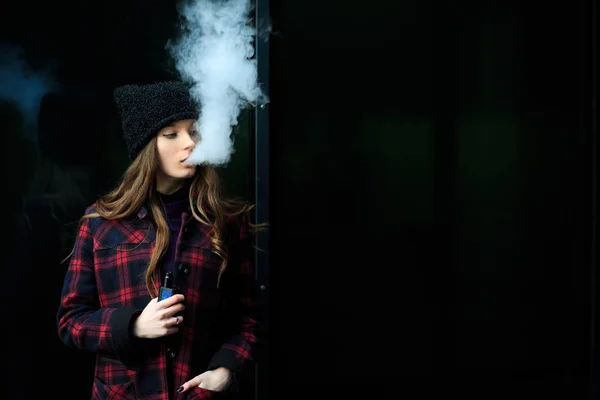 Vape Tiener Mooie Witte Meisje Geruite Jas Zwarte Pet Roken — Stockfoto