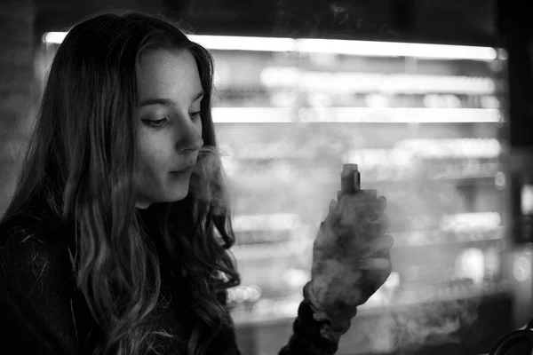 Vaping Genç Genç Güzel Beyaz Kız Vape Barında Bir Elektronik — Stok fotoğraf