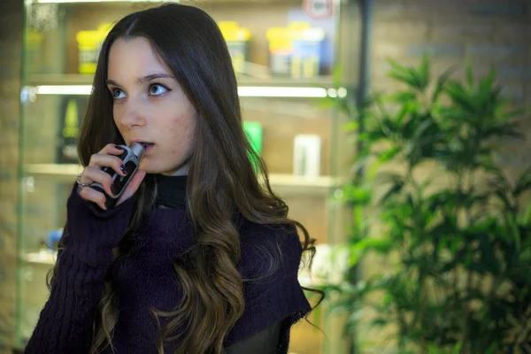 Vaping Teenagera Pěkná Bílá Dívka Kouří Elektronické Cigarety Baru Vape — Stock fotografie