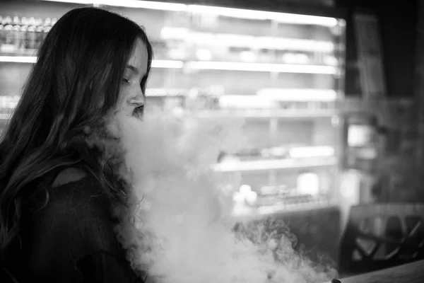 Adolescente Vacilante Rapariga Branca Bonita Fumando Cigarro Eletrônico Bar Vape — Fotografia de Stock