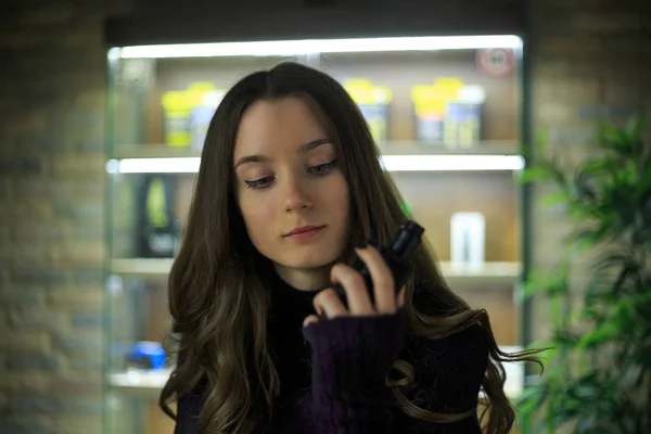 Vaping Teenagera Pěkná Bílá Dívka Kouří Elektronické Cigarety Baru Vape — Stock fotografie