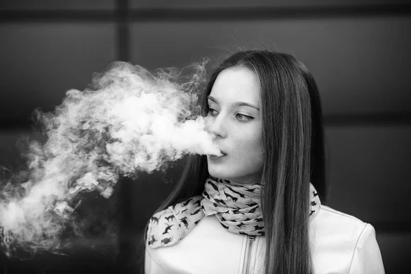 Vape Teenager Mladá Krásná Bílá Dívka Příležitostných Šatech Která Kouří — Stock fotografie