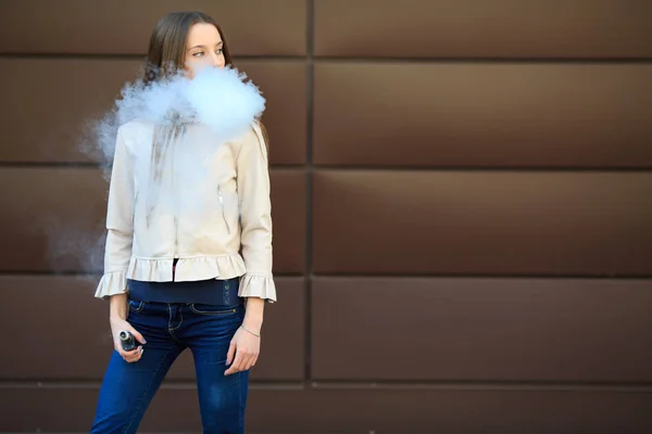 Adolescente Vape Menina Branca Bonita Nova Roupa Casual Que Fuma — Fotografia de Stock