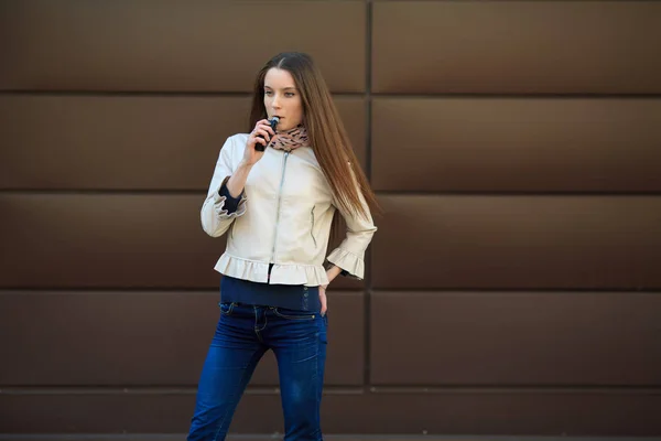 Adolescent Singe Jeune Jolie Fille Blanche Vêtements Décontractés Fumant Une — Photo