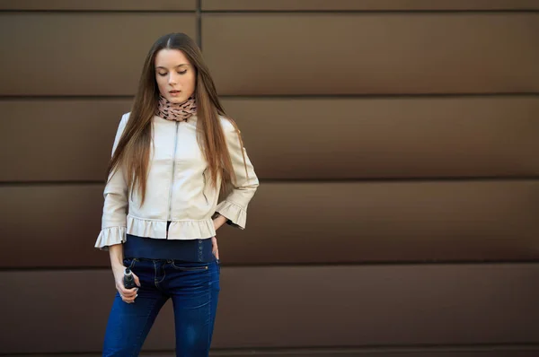 Adolescente Vape Menina Branca Bonita Nova Roupa Casual Que Fuma — Fotografia de Stock