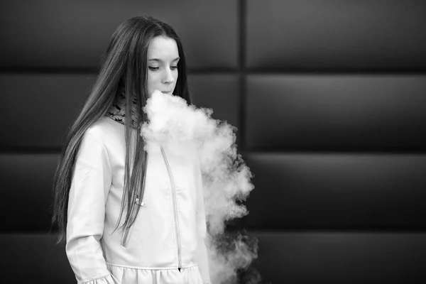 Vape Tinédzser Fiatal Csinos Fehér Lány Alkalmi Ruházatot Dohányzás Elektronikus — Stock Fotó