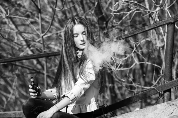 Vape Tinédzser Fiatal Csinos Fehér Lány Alkalmi Ruházatot Dohányzás Elektronikus — Stock Fotó