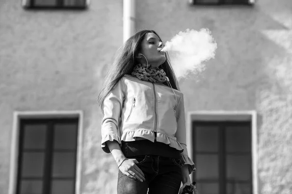 Vape Tiener Jonge Mooie Witte Meisje Casual Kleding Roken Van — Stockfoto