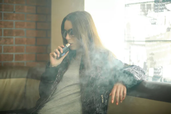 Vape Tiener Portret Van Jong Schattig Meisje Zonnebril Roken Van — Stockfoto