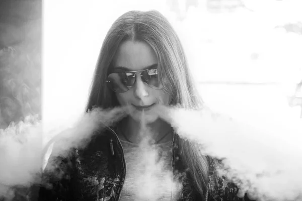 Adolescente Vape Retrato Menina Bonito Jovem Óculos Sol Fumar Cigarro — Fotografia de Stock