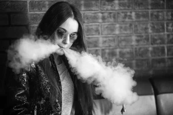 Adolescente Vape Retrato Menina Bonito Jovem Óculos Sol Fumar Cigarro — Fotografia de Stock