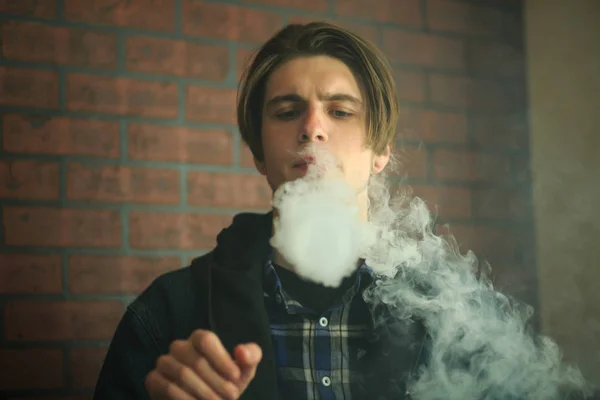 Adolescente Vaporizzatore Ritratto Giovane Bell Uomo Che Fuma Una Sigaretta — Foto Stock