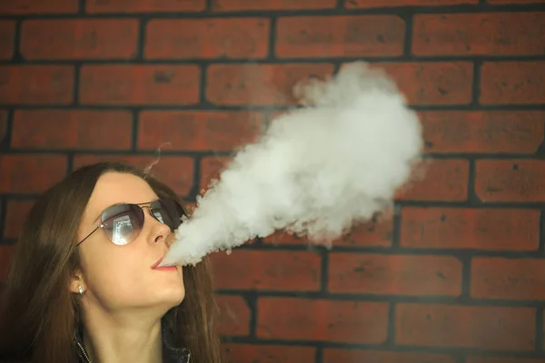 Vape Nastolatek Problemem Skóry Portret Młodego Cute Girl Okularami Palenia — Zdjęcie stockowe