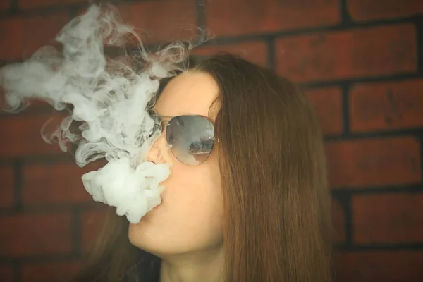 Vape Adolescente Com Pele Problema Retrato Menina Bonito Jovem Óculos — Fotografia de Stock