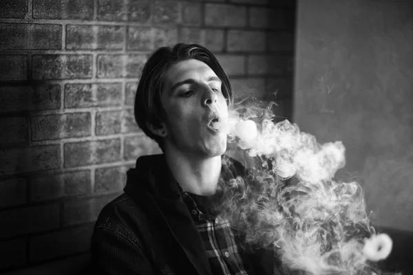 Adolescente Vape Retrato Jovem Bonito Fumar Cigarro Electrónico Bar Mau — Fotografia de Stock