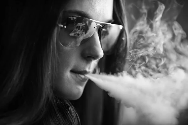 Vape Adolescente Com Pele Problema Retrato Menina Bonito Jovem Óculos — Fotografia de Stock