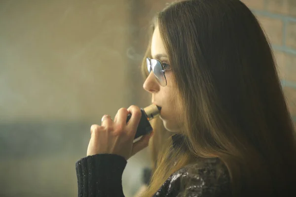 有皮肤问题的流浪青少年 戴着太阳镜的年轻可爱女孩在酒吧里抽着电子香烟的肖像 有害健康的坏习惯 血管活动 — 图库照片