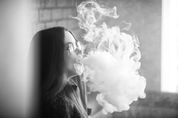 Vape 선글라스를 귀여운 소녀의 초상화가 바에서 담배를 피우고 있습니다 건강에 — 스톡 사진