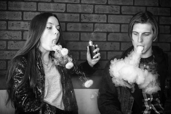 Vape Gençleri Güneş Gözlüğü Genç Sevimli Kız Genç Yakışıklı Adam — Stok fotoğraf