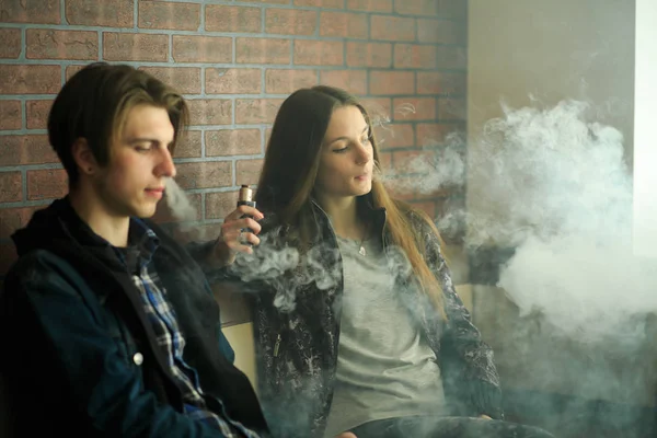 Puberťáci Mladá Roztomilá Holka Brýlích Mladý Fešák Kouří Elektronické Cigarety — Stock fotografie