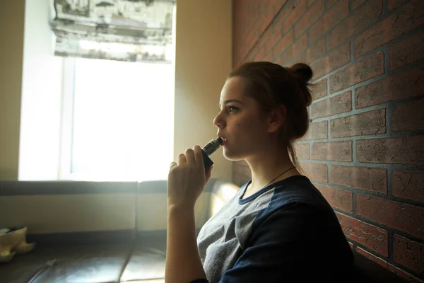 Vape Adolescente Com Pele Problema Retrato Menina Bonito Jovem Fumar — Fotografia de Stock