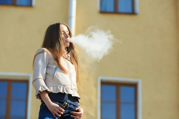 Adolescente Vaporizzatore Giovane Bella Ragazza Bianca Abbigliamento Casual Fumare Una — Foto Stock