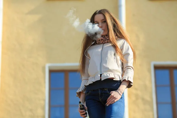 Vape Tinédzser Fiatal Csinos Fehér Lány Alkalmi Ruházat Dohányzás Elektronikus — Stock Fotó