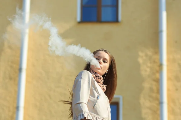 Vape Genç Gündelik Giyim Genç Güzel Beyaz Kız Ilkbahar Güneşli — Stok fotoğraf