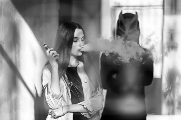 Vape Adolescente Morte Menina Bonito Jovem Vestido Cigarro Eletrônico Perto — Fotografia de Stock