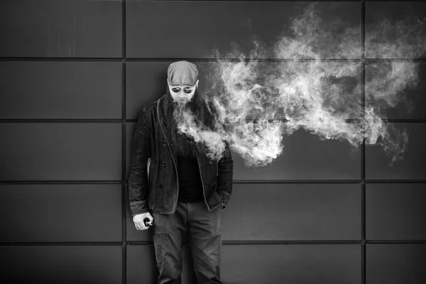 Homem Barbudo Vape Homem Adulto Com Uma Barba Muito Longa — Fotografia de Stock