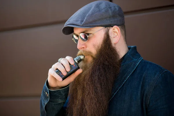 Vape Bebaarde Man Een Volwassen Man Met Een Zeer Lange — Stockfoto