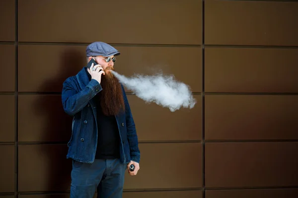 Vape Berjenggot Manusia Seorang Pria Dewasa Dengan Jenggot Yang Sangat — Stok Foto